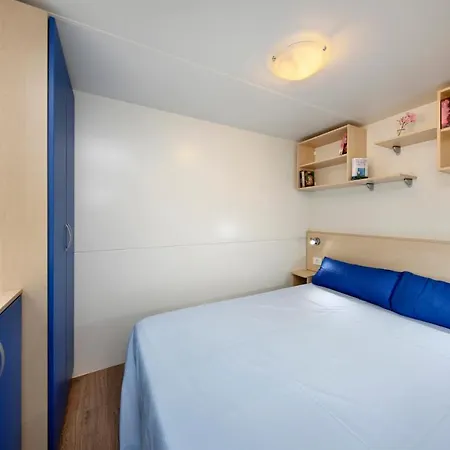 Kamp alanı Albatross Mobile Homes On Camping Waikiki *