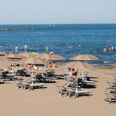 Kamp alanı Albatross Mobile Homes On Camping Waikiki Lido di Jesolo